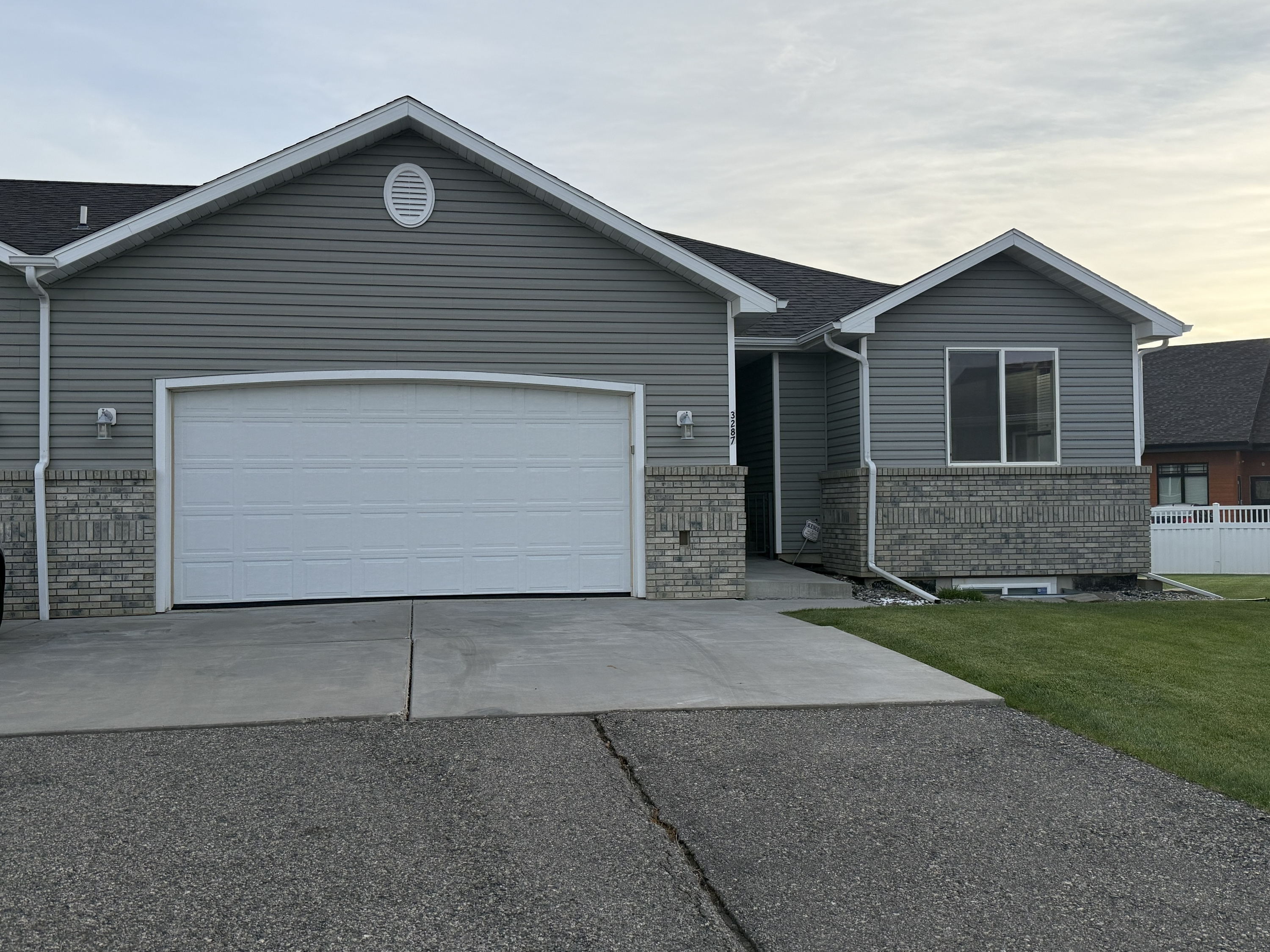 3287 Banff Avenue - -